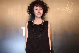 袁泉的气质模仿不来，夸张“泡面头”能驾驭住，戴大金链也不俗气图片