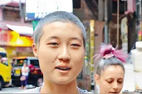 成龙女儿越来越大胆，穿破洞卫衣配拖鞋逛街，奶奶灰寸头帅爆了图片