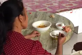 辽宁一儿媳发现婆婆偷偷给她夹荤菜，自己只吃素菜：你是咱家的宝图片