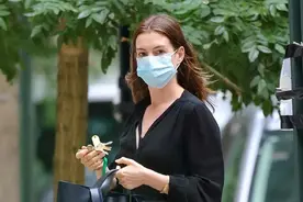 生孩子太伤身！安妮海瑟薇穿短裤现身街头，圆肩粗腿身材秒变路人图片