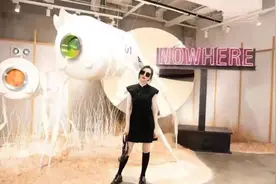 张靓颖衣品太潮！穿改良旗袍配学生袜，扑面而来的富家千金范儿图片