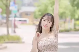 性感优雅的抹胸碎花小衫配白色蛋糕小白裙，撑起街头亮丽风景线图片