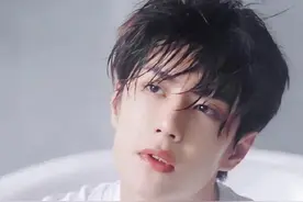 王一博，白衣迷人写真图片