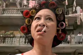 包租婆元秋：曾指着洪金宝成龙鼻子骂，周星驰三顾茅庐请她出山图片