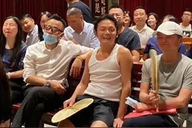 陪马云玩长沙的背心男：摆摊炸串起家，开了家亚洲最大的小龙虾馆图片