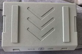 399买了台巴掌大半斤重的音箱，不仅能当手电筒，还能丢河里洗澡图片