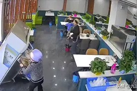 宁夏一男孩餐馆玩耍时将冰箱拉倒，母亲身体抵住砸落冰箱护住男孩图片