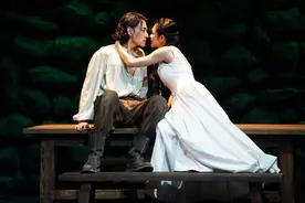 人艺小剧场首演大戏《榆树下的欲望》，郑云龙于明加激情演绎人性悲剧图片