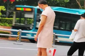 搞笑图：谁能看出来，这是被人咬过的火腿肠？图片