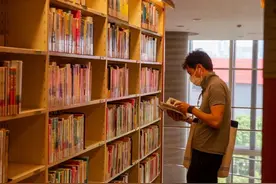 浦东图书馆今天恢复阅览！“书虫”们的快乐又回来啦→图片