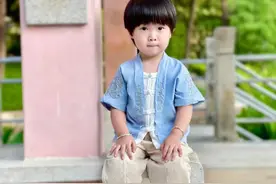 “百米超人”的儿子原来长这样，穿中国风乖巧可爱，挺像爸爸的图片