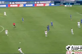 足协杯今天再现1“剪刀腿飞铲”：多名教练都险些冲进场内图片