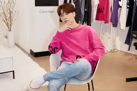 张艺兴穿粉色系卫衣搭配牛仔裤，清爽有型，阳光大男孩一枚图片