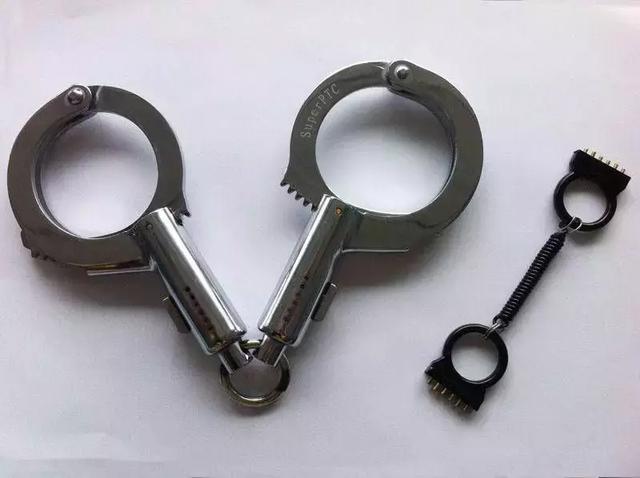 手铐打不开了怎么办!找119啊!警察也得这么干