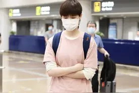 李宇春一袭粉嫩运动装现身机场，小眼神傲娇极了图片