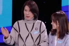 董明珠与央视记者王冰冰同框，金镯子抢眼，30岁冰冰嫩过高中生图片