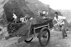 曾经陕西每家都有一辆的架子车，现在还有人用吗？图片