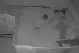 宝妈陪孩子睡觉时装睡，监控录下宝宝行动轨迹，看后让人哭笑不得图片