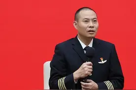 《中国机长》原型刘传健走上中宣部发布会：把旅客安全送达目的地是我的责任图片