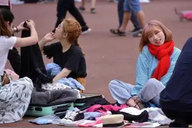 除了学姐的被子，毕业季的地摊上还有很多故事和情怀图片