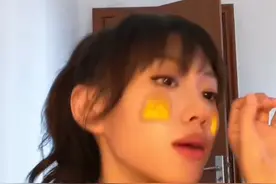 闫妮女儿穿吊带裙秀性感身材，锥子脸抢镜，演技不如妈妈闫妮？图片