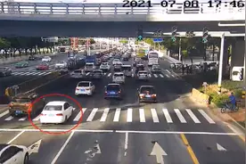 心头一阵绞痛袭来，男子选择坐公交！高峰拥堵车流情况十分紧急！图片