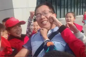 长沙走失女童晚上马路边独行，小伙骑车驶过后又停下，成功帮她找到爸爸图片