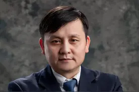 张文宏教授年薪180万？网友不满：别抹黑英雄，1800万我都赞同图片