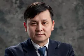张文宏教授年薪180万？网友不满：别抹黑英雄，1800万我都赞同图片