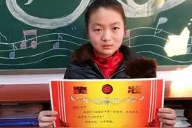 6年级学生奖状“贴满墙”，父亲高兴不起来，反而说“一墙废纸”图片