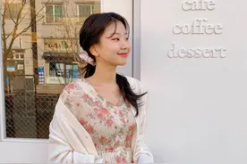 碎花裙配上夹克或风衣，帅气就在一瞬间图片