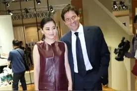 45岁梅婷逆龄回春，穿皮质连衣裙看画展，扎头发颇有古典美女气质图片