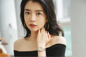 三木教你怎么穿黑衣，一字肩黑色上衣配卡其色高腰裤，显高又显瘦图片