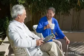 58岁大妈：让相亲男帮我还1800块的外债我就嫁给他，这很过分吗？图片