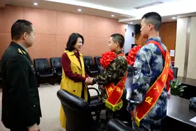 连续3年，董明珠送员工参军图片