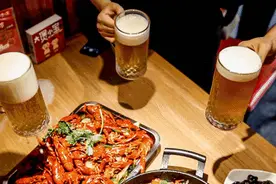 天天科普 | 为什么啤酒瓶大多是绿色的？啤酒肚是喝啤酒喝的？图片
