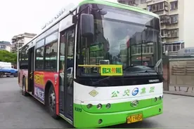 开车行驶在路上应当尽量避免跟哪些车？图片