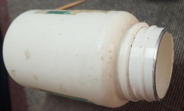 用简单工具开启手表后盖并进行维修