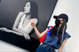 杨幂遛弯看展真悠闲，穿无袖反手大花臂抢镜，见自己海报俏皮合拍图片