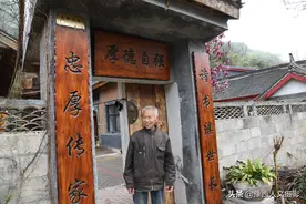 山中60年老院美如画，单身大叔独坐院中看荷花，俩儿子轮流陪他图片