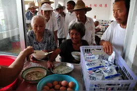 为什么奉劝老年人少去养老院？75岁大爷：在那里养老，真的太遭罪图片