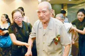儿子为抗日偷偷参军，老母亲苦苦等了71年，百岁后终于得以相见图片