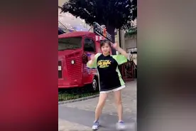 林妙可穿短裤跳舞，瘦了变漂亮又自信，没整容的脸看着就很自然图片