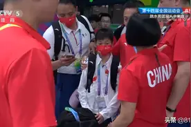国宝!全红婵全运被广东队8位教练包围避免干扰,教练牵手带她离场图片