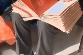 一位普通老大爷的一摞房本，告诉我们房价下跌有多难图片