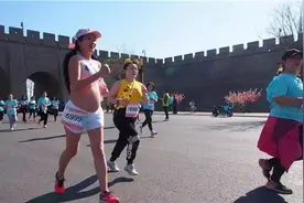 不是一般人？40岁高龄孕妇，怀孕8个月穿背心跑马拉松图片