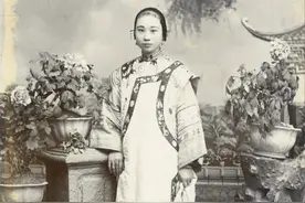 晚清老照片：父子居家纳凉赤膊出镜，宫女没有影视剧里那么漂亮图片