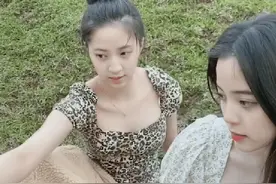 欧阳娜娜与妹妹一同穿碎花裙，看清两人的锁骨，我没眼花吧？图片