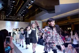 儿童走秀失控现场，这才是孩子该有的样子，网友：谢谢，有被笑到图片