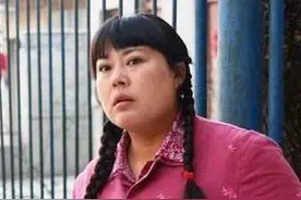 弃养高位截瘫养子，得罪500位导演被“封杀”，李菁菁现状如何？图片